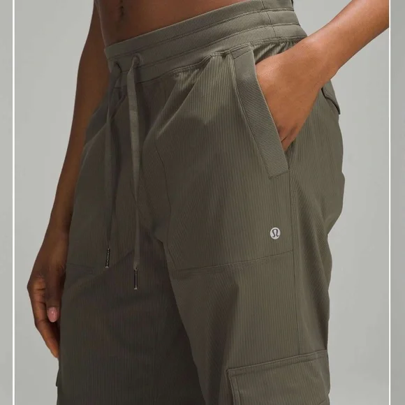 Lululemon Dance Studio Relaxed-Fit Mid-Rise Cargo Pant Army Green - Picture 3 of 7